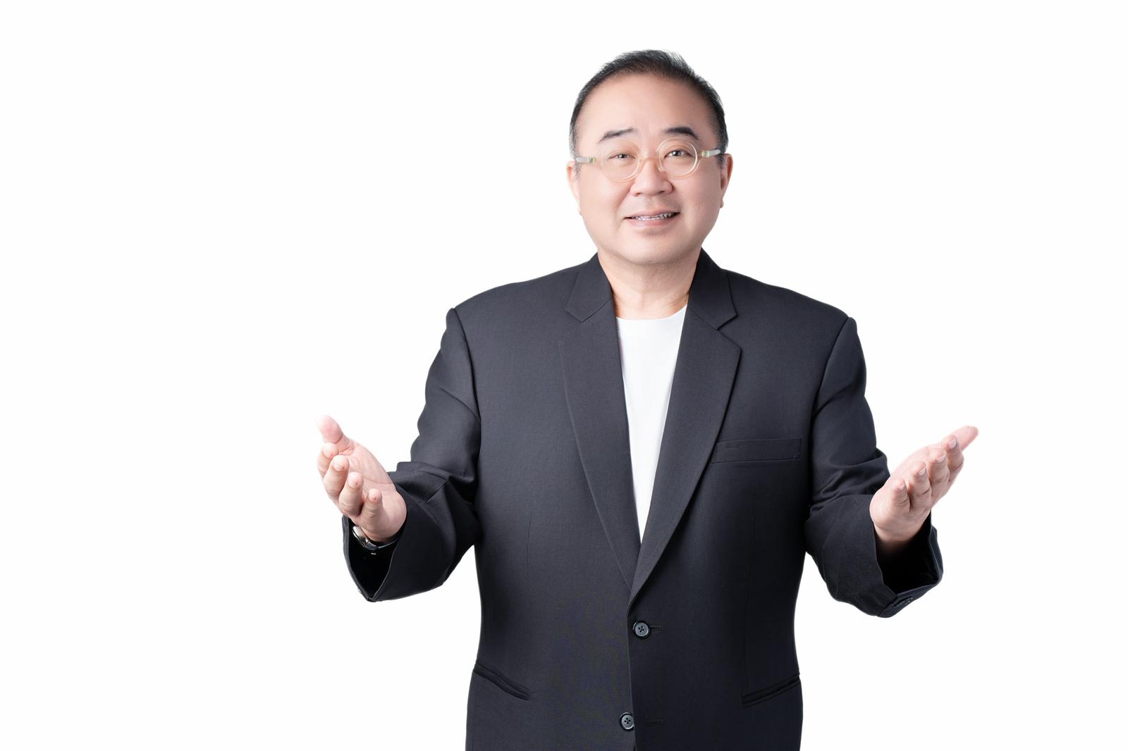 Colin Choo Open His Hand To welcom There Customer